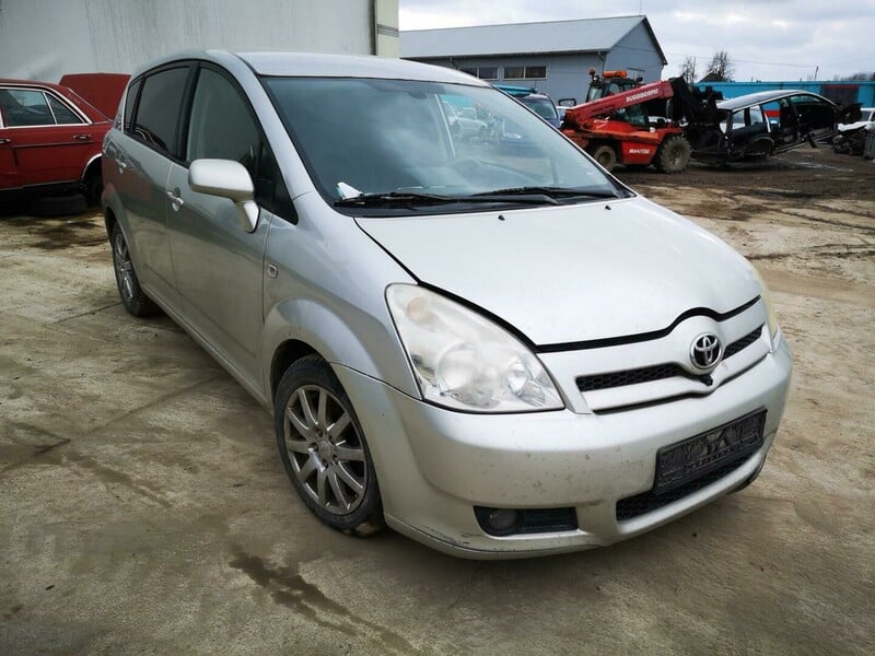 Toyota Corolla Verso 2006 y parts