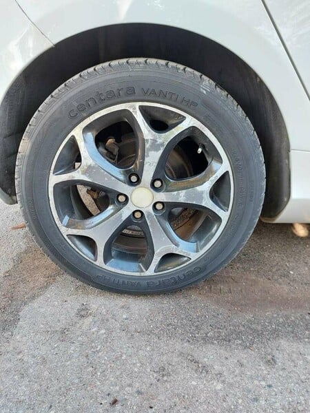 Photo 2 - Light alloy R17 rims