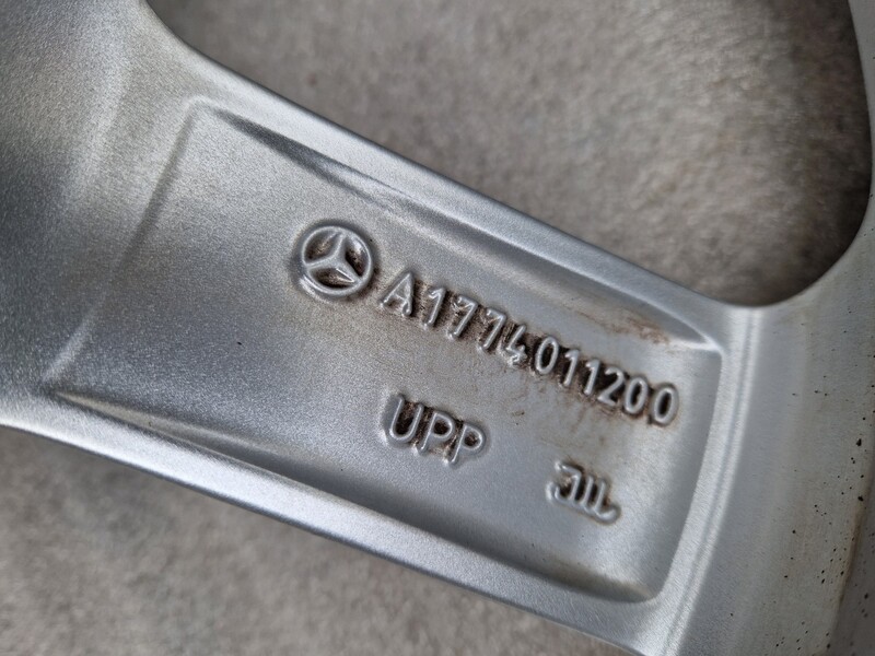 Photo 9 - Volkswagen Golf R17 light alloy rims