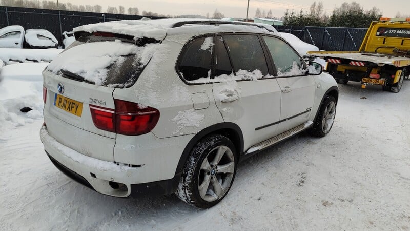 Photo 2 - Bmw X5 2011 y parts