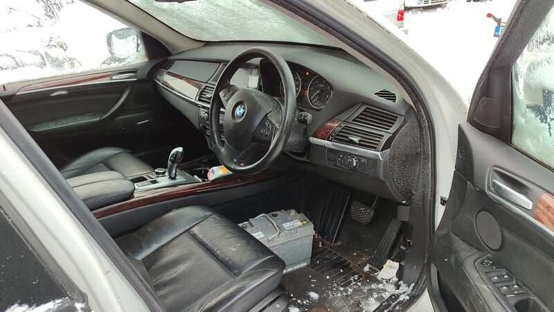 Photo 5 - Bmw X5 2011 y parts