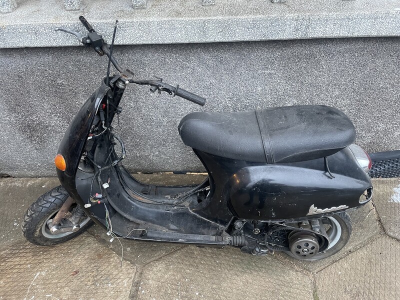 Photo 1 - Scooter / moped Piaggio Vespa 2000 y parts