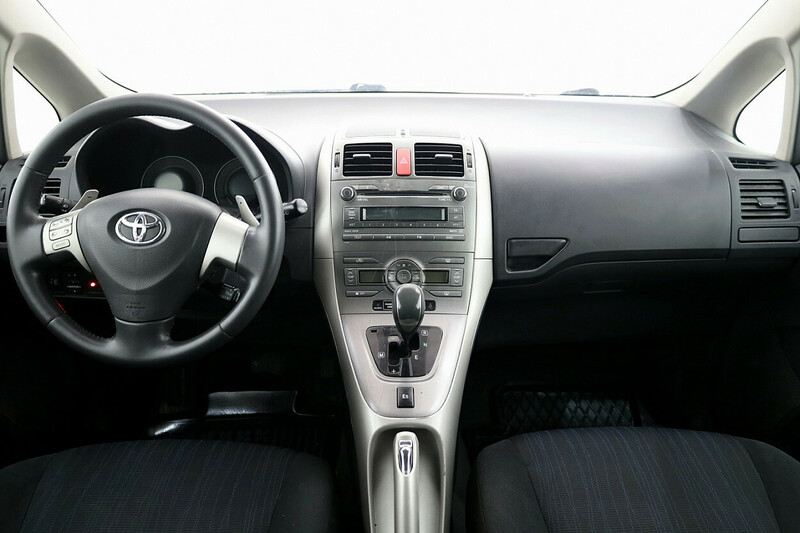 Фотография 5 - Toyota Auris 2008 г Хэтчбек