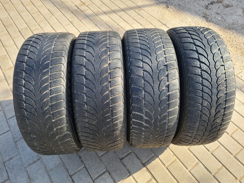 Bridgestone BLIZZAK LM-32 R17 universal tyres passanger car
