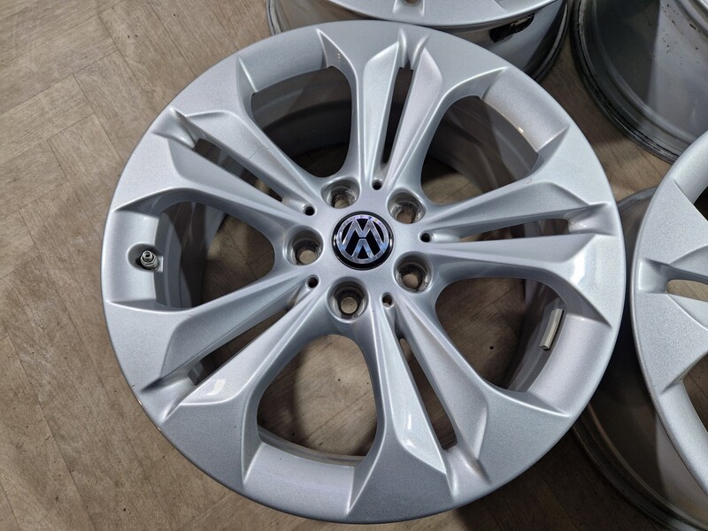 Photo 4 - Volkswagen Touran R17 light alloy rims
