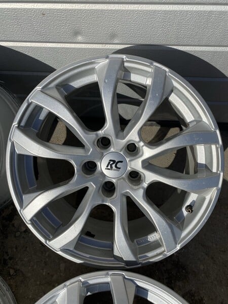 Photo 4 - Light alloy R17 rims