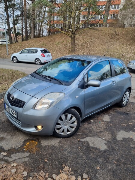 Photo 2 - Toyota Yaris 2006 y Coupe