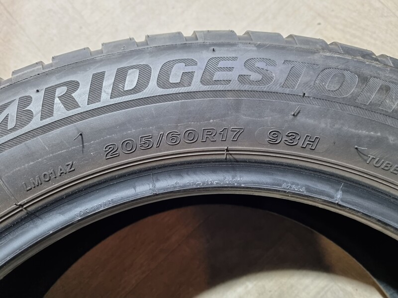 Nuotrauka 11 - Bridgestone 5mm, 2018m R17 universalios padangos lengviesiems