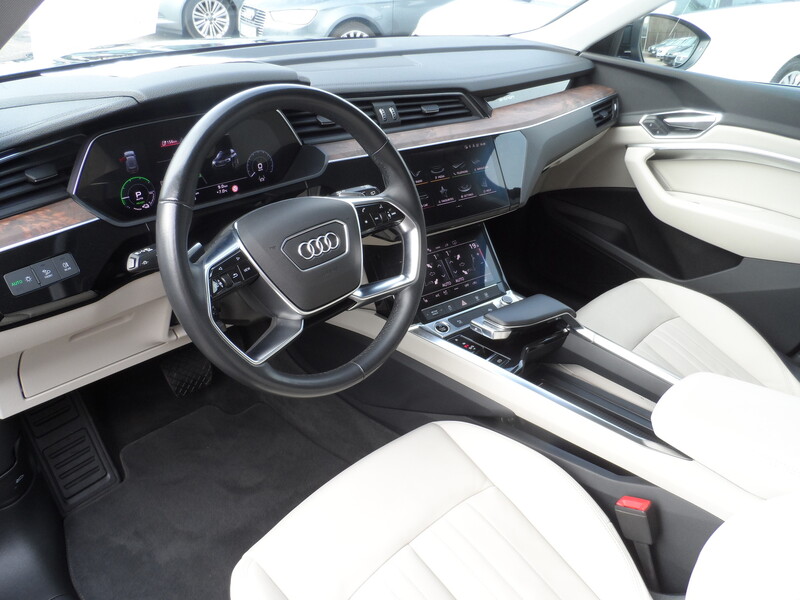 Фотография 10 - Audi E-tron 50 quattro 2021 г