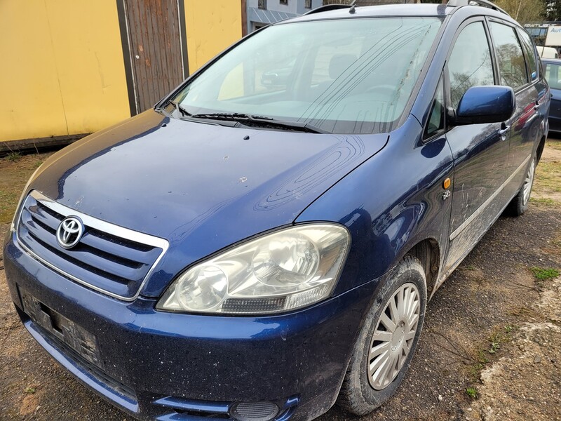 Toyota Avensis Verso 2002 y parts