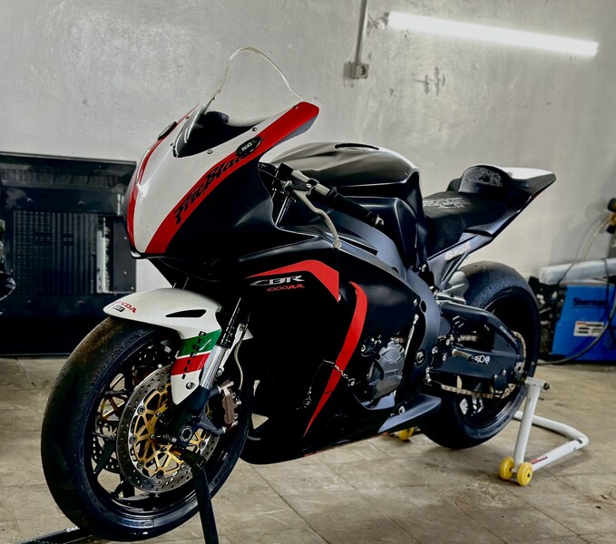 Honda CBR1000RR 2015 г Спортивные / Superbike мотоцикл