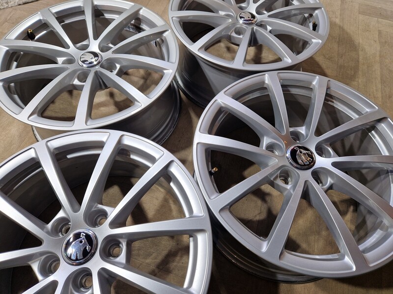 Photo 2 - Skoda Superb Superb iV light alloy R17 rims