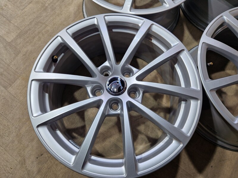 Photo 3 - Skoda Superb Superb iV light alloy R17 rims