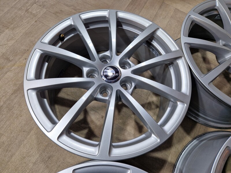 Photo 4 - Skoda Superb Superb iV light alloy R17 rims