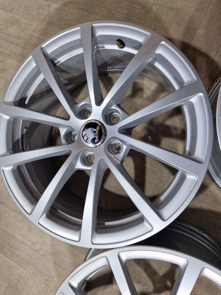 Photo 5 - Skoda Superb Superb iV light alloy R17 rims