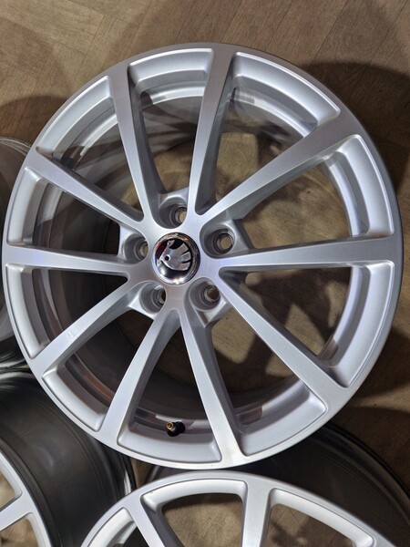 Photo 6 - Skoda Superb Superb iV light alloy R17 rims