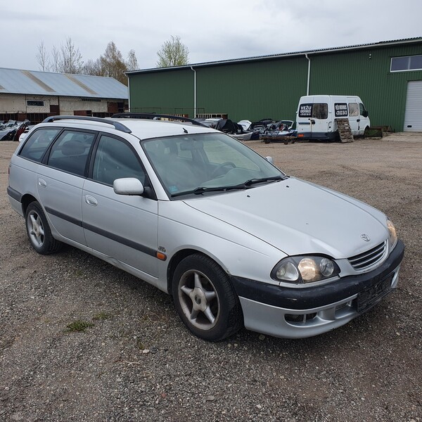 Photo 2 - Toyota Avensis 2001 y parts