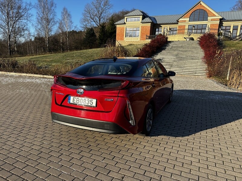 Фотография 6 - Toyota Prius 2019 г Седан