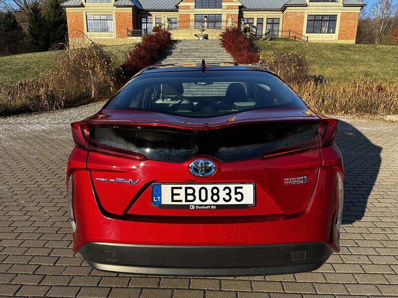 Фотография 16 - Toyota Prius 2019 г Седан