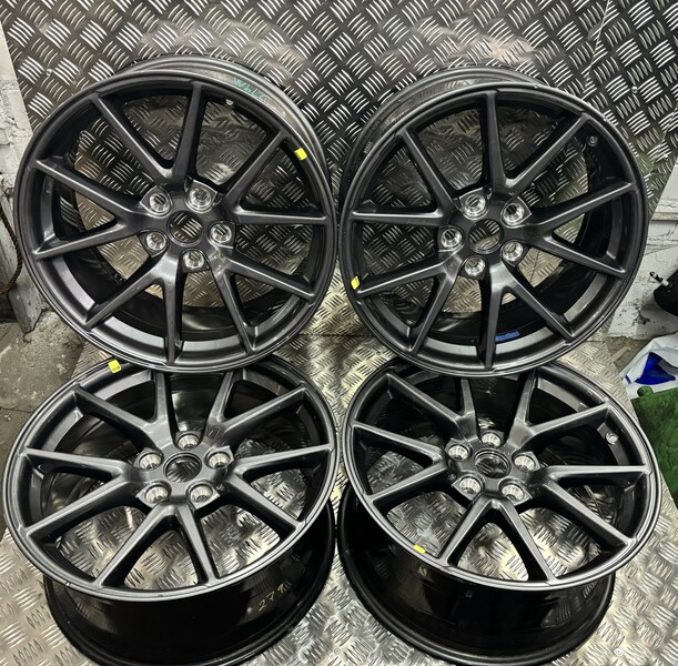 Model 3 light alloy R18 rims