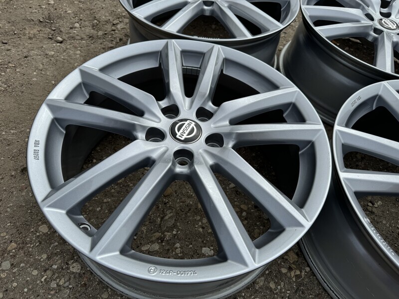 Photo 2 - Nissan Siunciam, 7.5J ET49 light alloy R19 rims