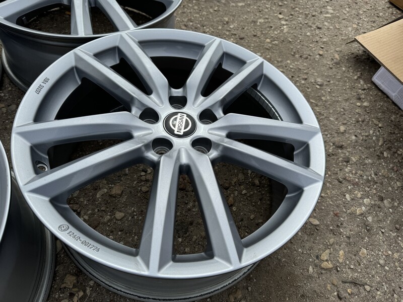 Photo 3 - Nissan Siunciam, 7.5J ET49 light alloy R19 rims