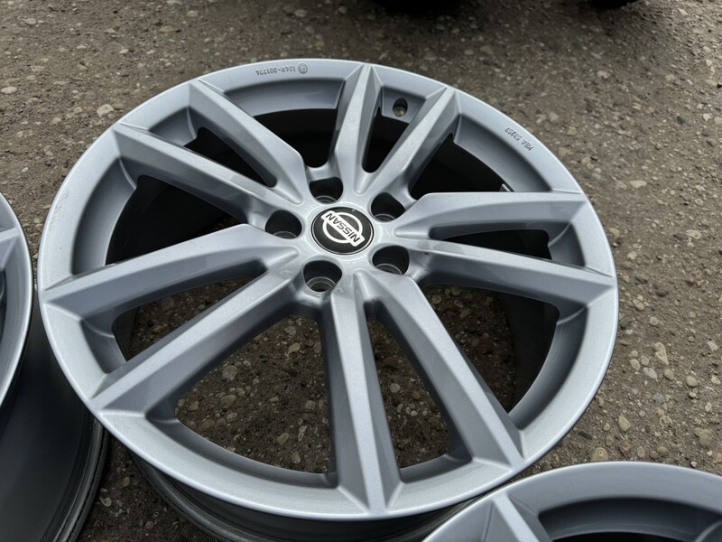 Photo 4 - Nissan Siunciam, 7.5J ET49 light alloy R19 rims