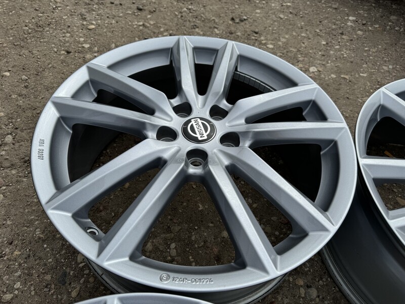 Photo 5 - Nissan Siunciam, 7.5J ET49 light alloy R19 rims