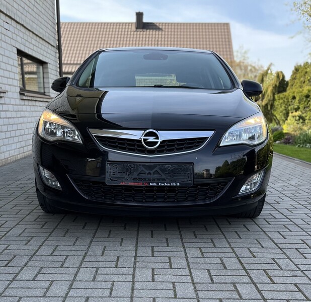 Opel Astra IV 2012 y