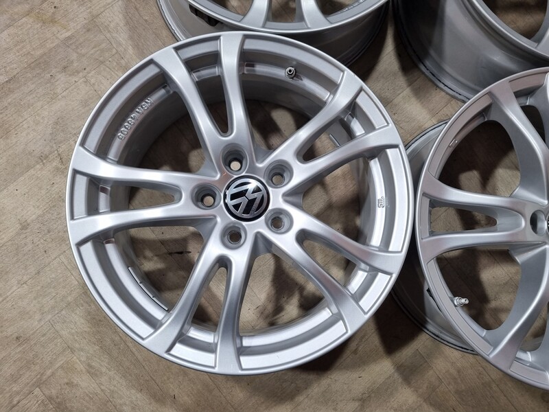 Photo 4 - Volkswagen Touran, Golf R17 Golf light alloy R17 rims