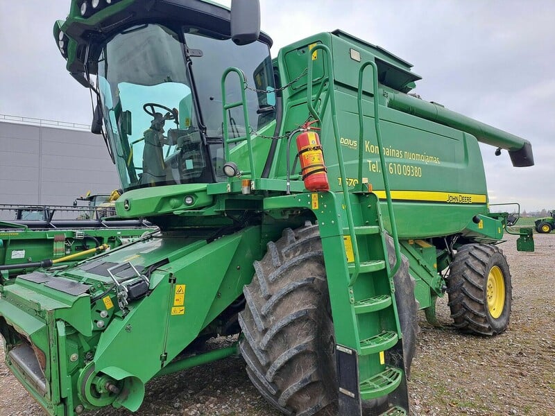 Photo 2 - John Deere 2015 y Harvester