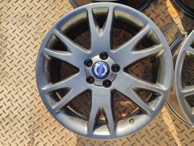 Photo 3 - Light alloy R18 rims