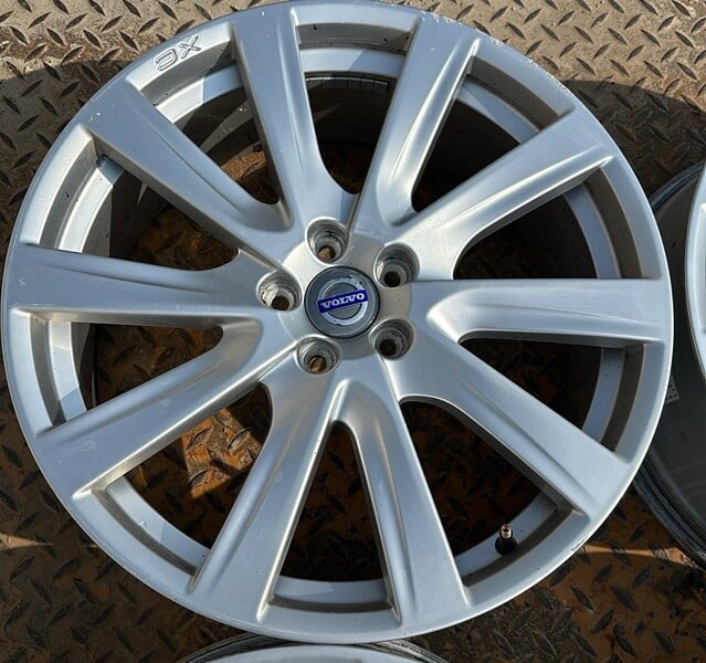 Photo 3 - Light alloy R20 rims