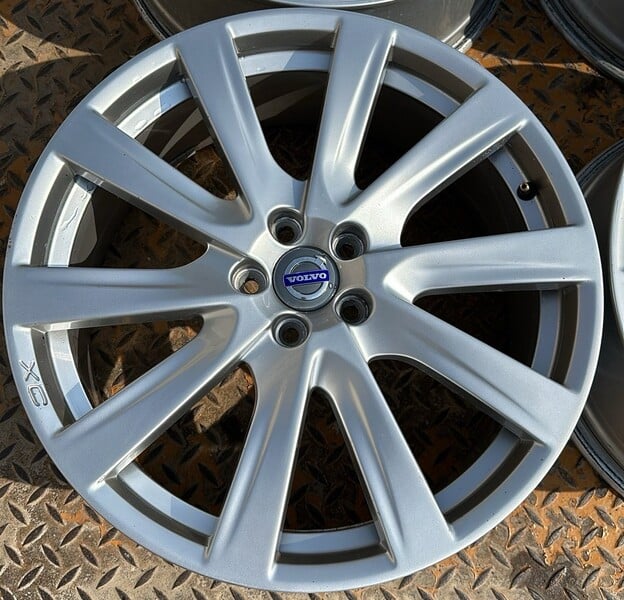 Photo 4 - Light alloy R20 rims