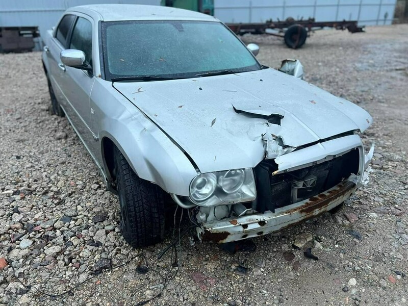 Chrysler 300C 2006 y parts