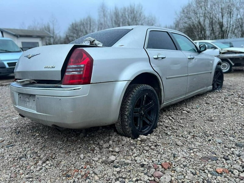 Photo 3 - Chrysler 300C 2006 y parts