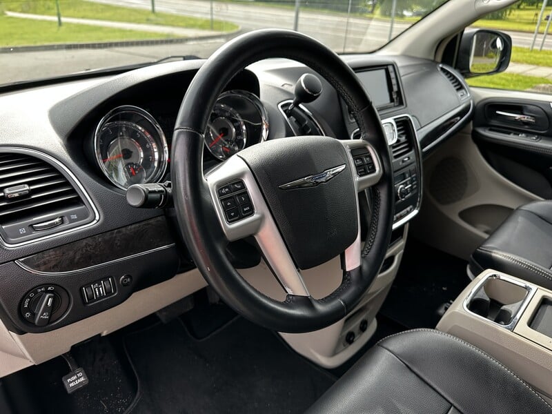 Photo 8 - Chrysler Town & Country 2014 y Van