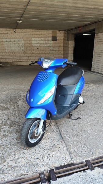 Photo 1 - Piaggio ZIP 2005 y Scooter / moped