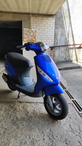 Photo 2 - Piaggio ZIP 2005 y Scooter / moped