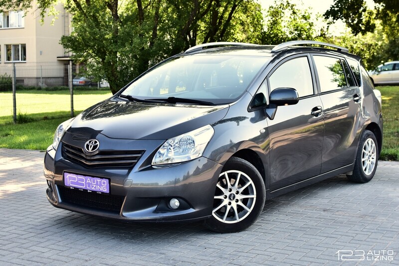 Toyota Verso 2009 г Минивэн