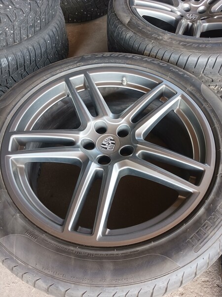 Porsche Macan light alloy R20 rims