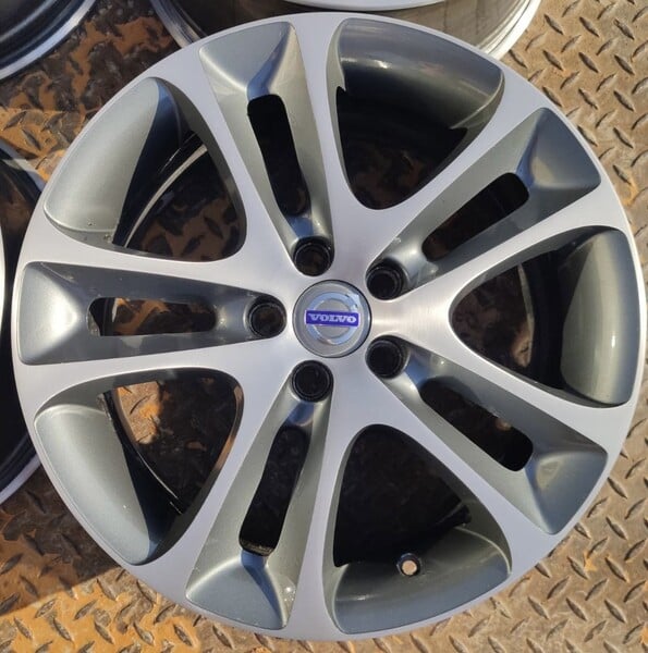 Photo 3 - Light alloy R18 rims