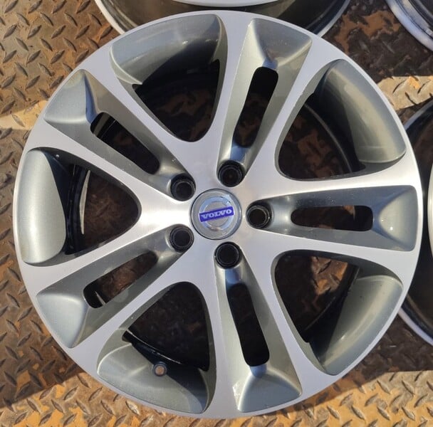 Photo 4 - Light alloy R18 rims