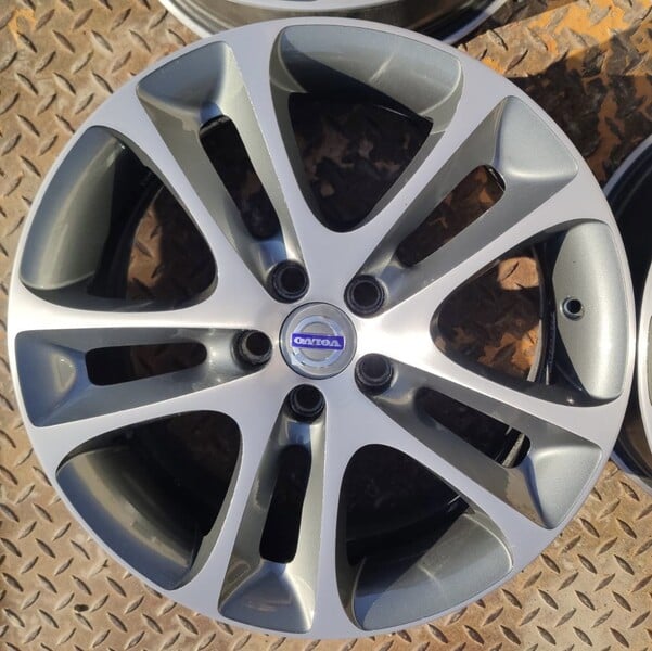 Photo 5 - Light alloy R18 rims