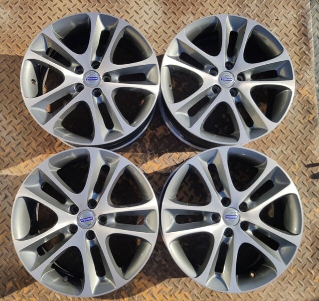 Photo 2 - Light alloy R18 rims