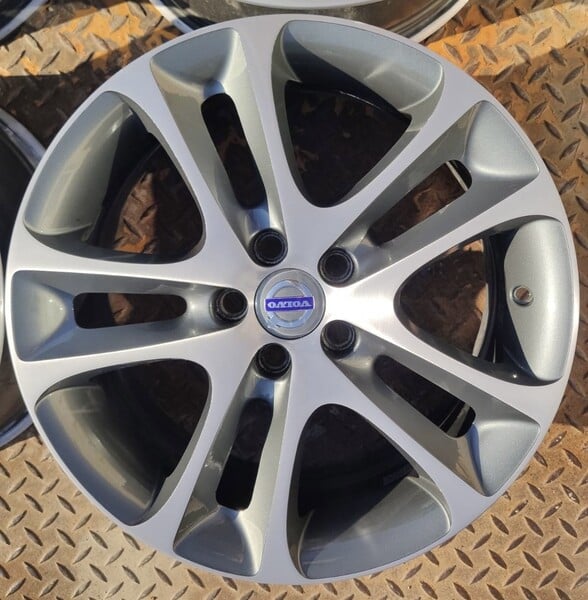 Photo 6 - Light alloy R18 rims