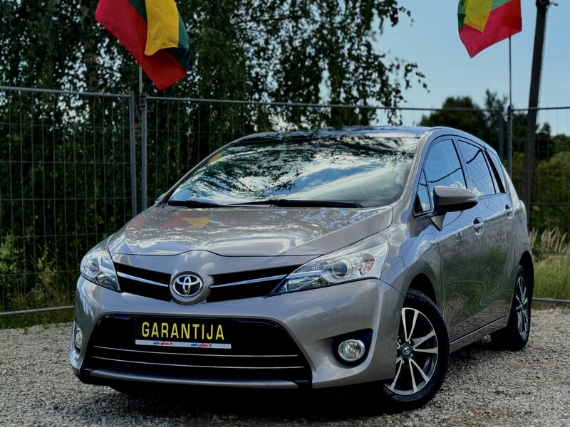 Toyota Verso 2015 г Минивэн