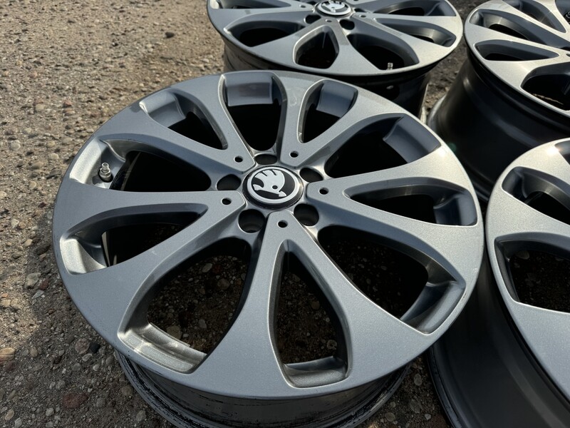 Photo 2 - Skoda Siunciam, 8J ET38 light alloy R18 rims