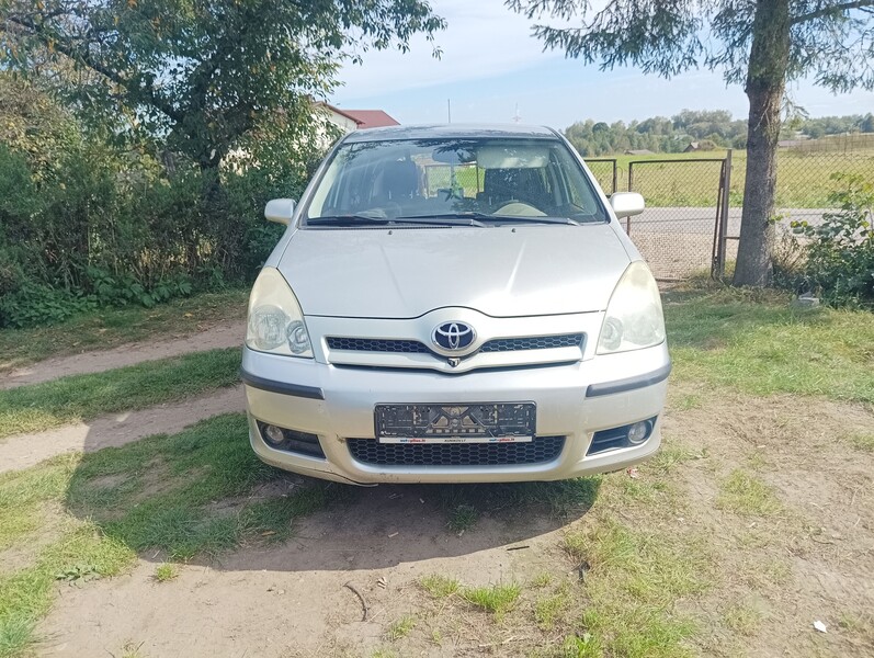 Toyota Corolla Verso 2006 y parts