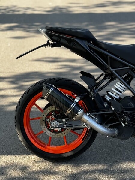 Фотография 11 - KTM Duke 2022 г Классический / Streetbike мотоцикл